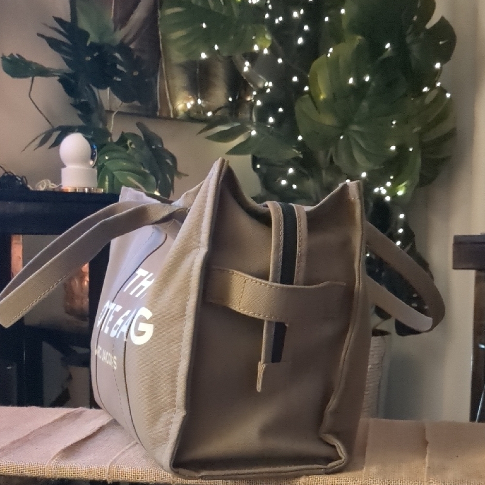 👄💗Marc Jacobs Slate Large Tote with White and CreamAccents - Picture 2 of 7